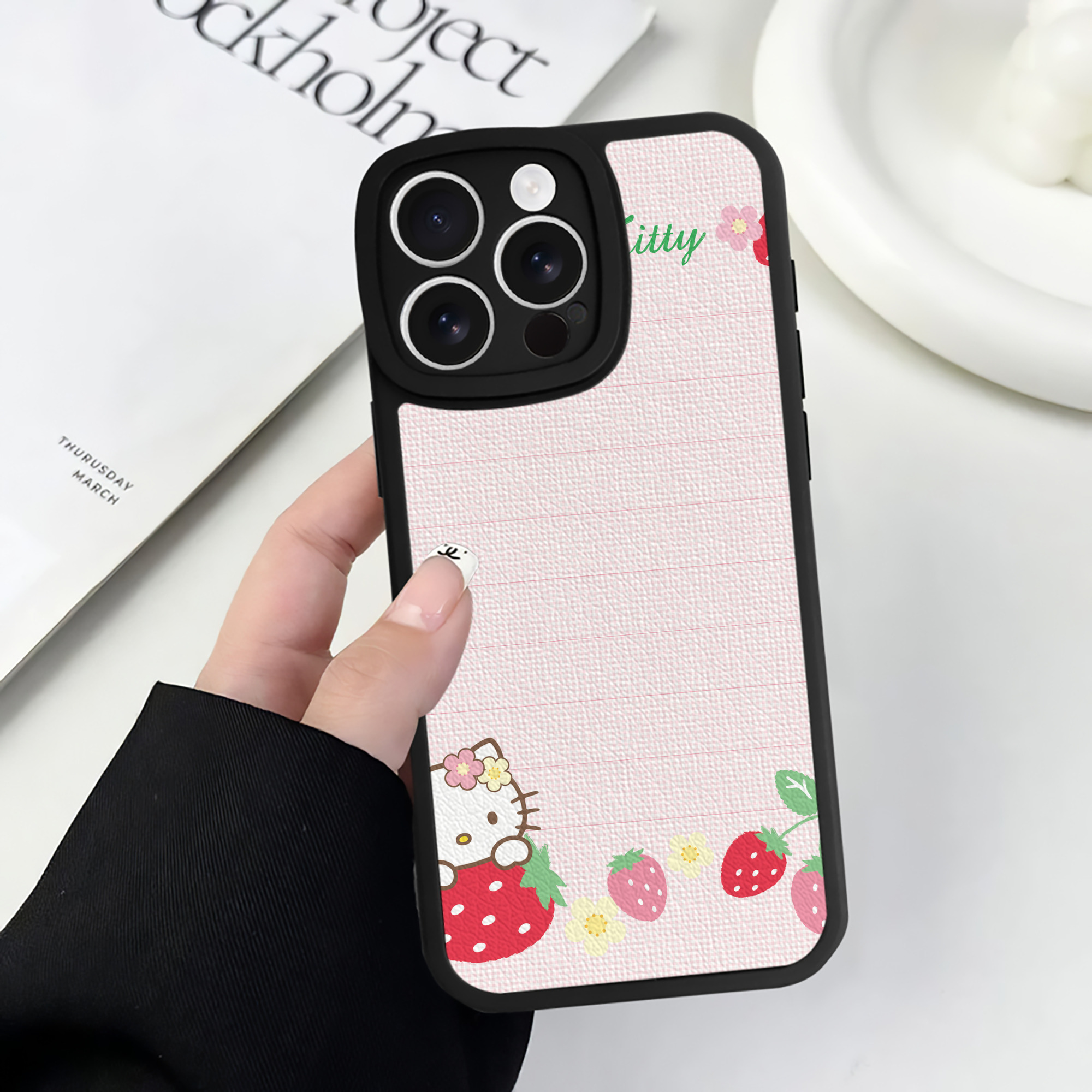 （画像用） Hello Kitty ハローキティ 【iPhone 16シリーズ対応】シリコンスマホケース（レザー調） 材質：シリコン